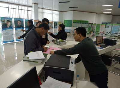 雄江镇组织人员参观三农服务超市，探索信息技术咨询服务新路径